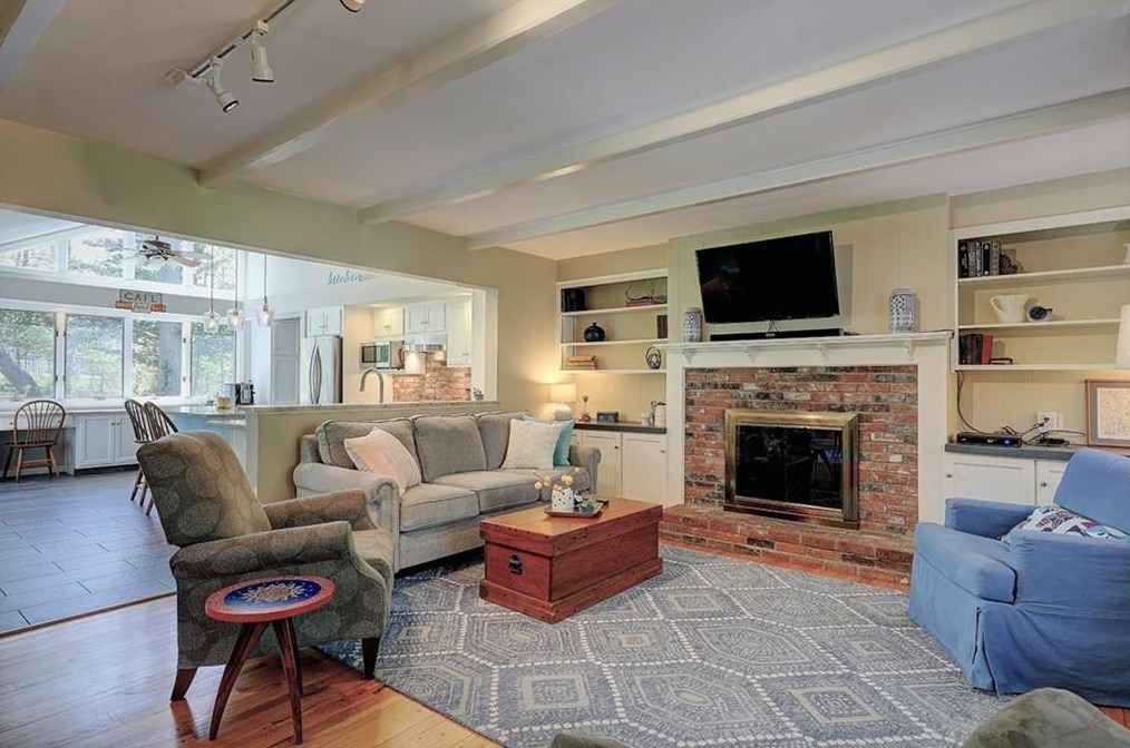 21 Lake Dr, Barrington RI  02806-2811 exterior