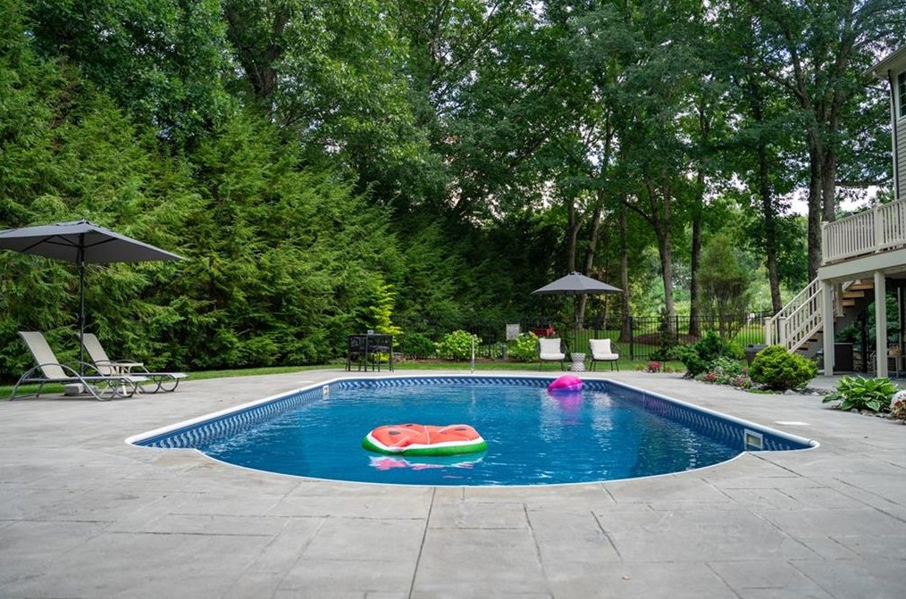 2 Reaper Ct, Smithfield RI  02828-2924 exterior