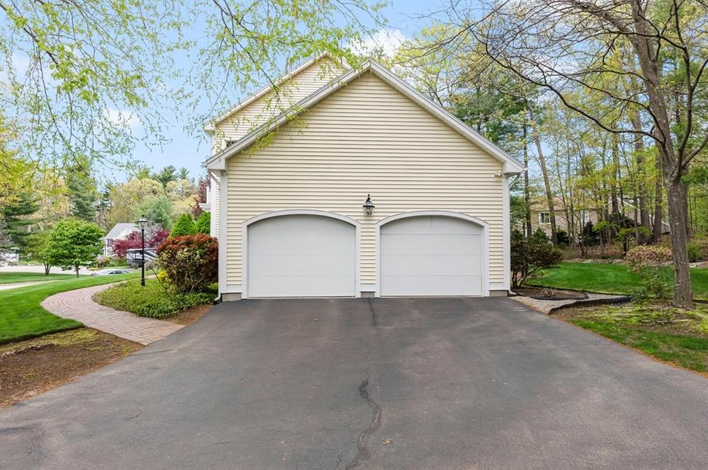 15 Rosemary Ln, Smithfield RI  02828-1620 exterior