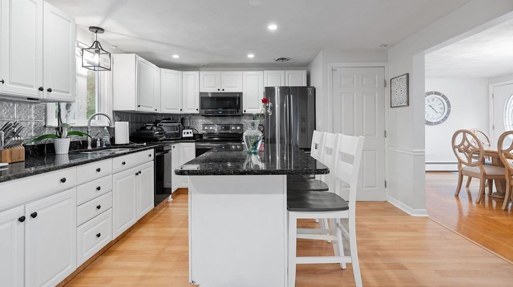 138 Scenic Dr, Cranston RI  02920-3142 exterior