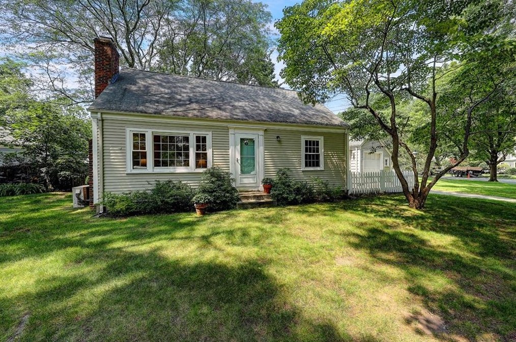 19 Roberta Dr, Barrington RI  02806-2122 exterior