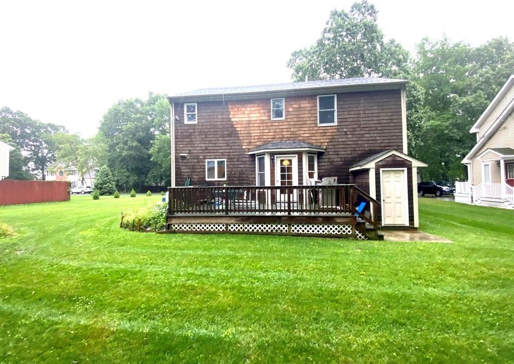 47 Lafayette Dr, Bristol RI  02809-5012 exterior