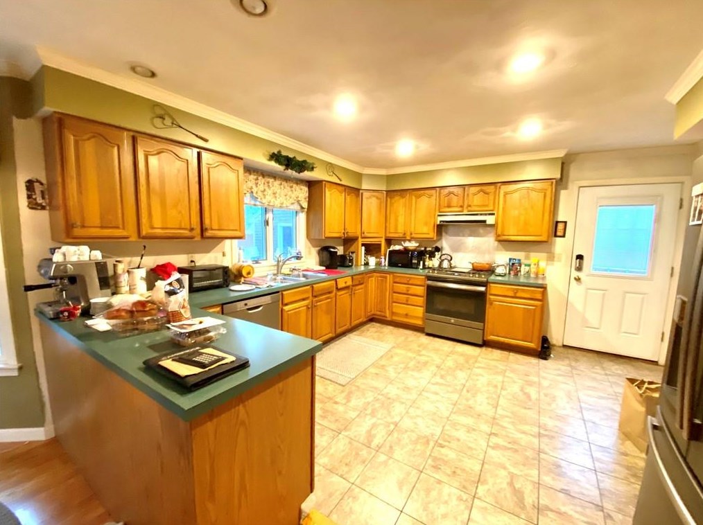 47 Lafayette Dr, Bristol RI  02809-5012 exterior