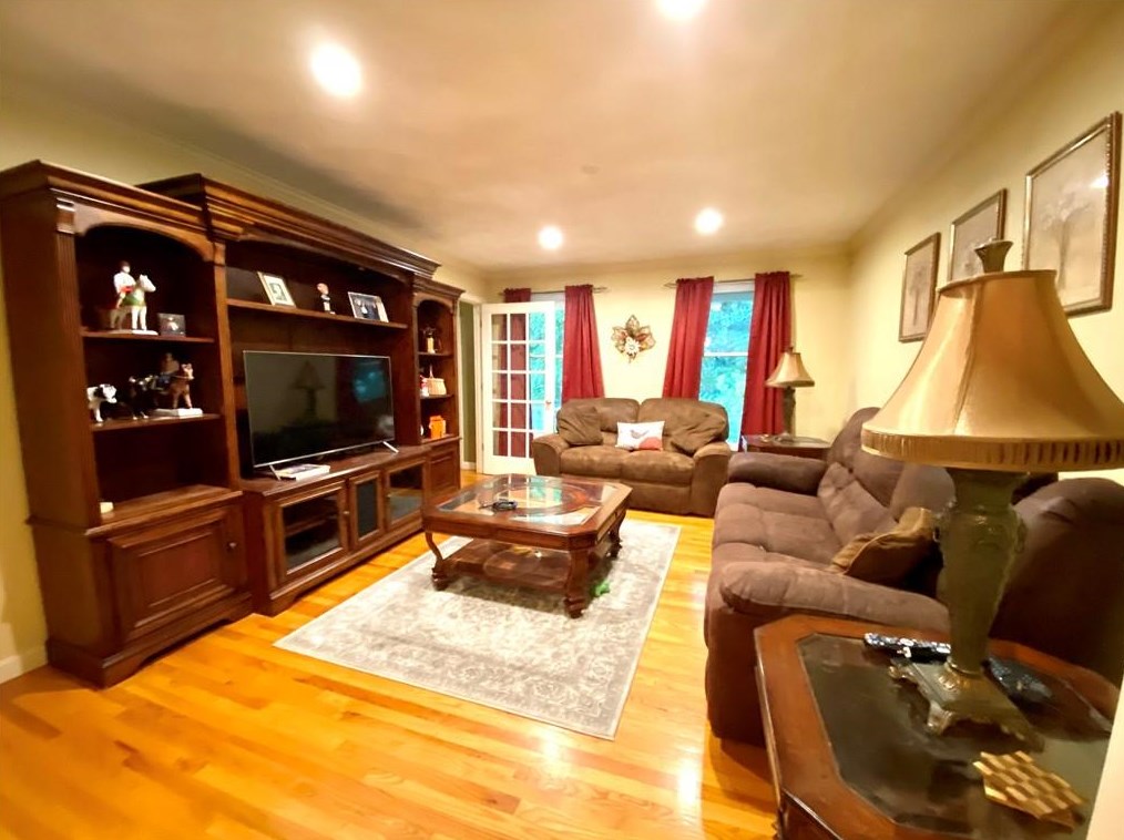 47 Lafayette Dr, Bristol RI  02809-5012 exterior