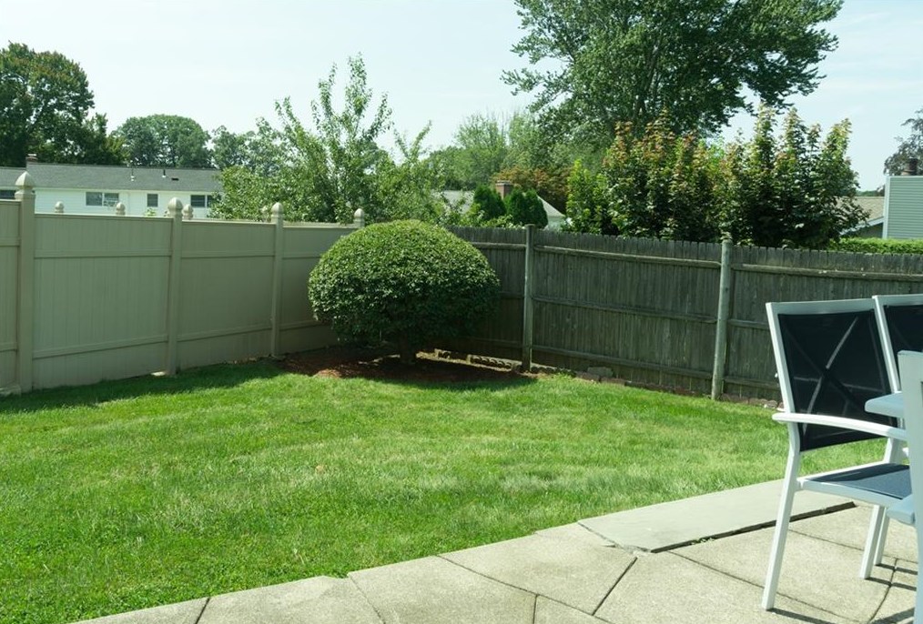 116 Longview Dr, Cranston RI  02920-3318 exterior