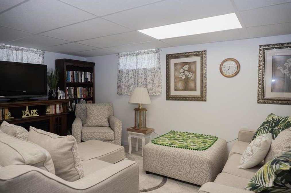 116 Longview Dr, Cranston RI  02920-3318 exterior