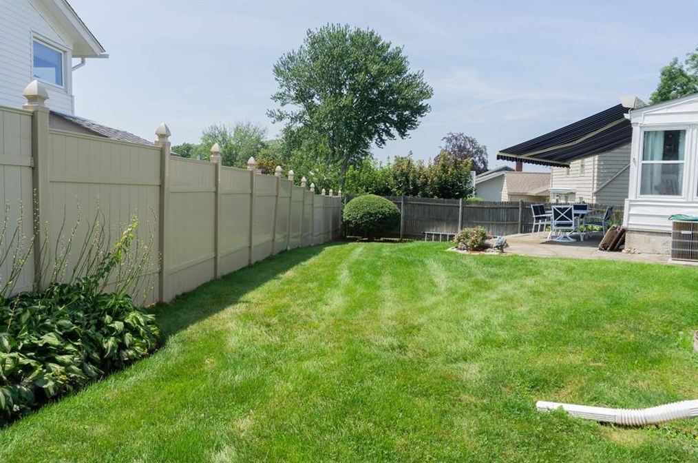 116 Longview Dr, Cranston RI  02920-3318 exterior