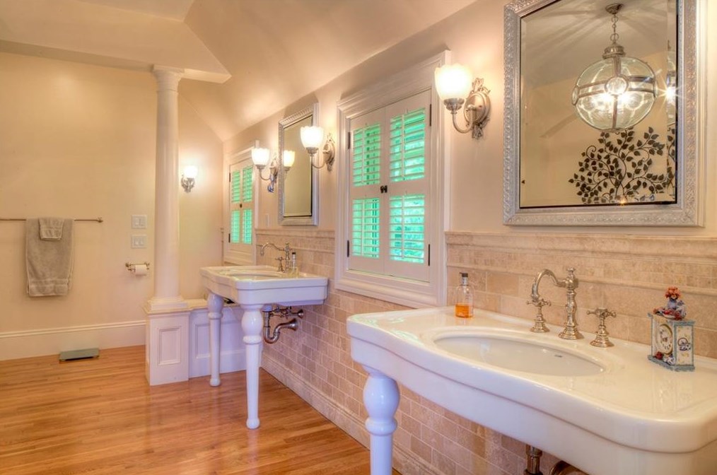 24 Orient Ave, Jamestown RI  02835-1834 exterior