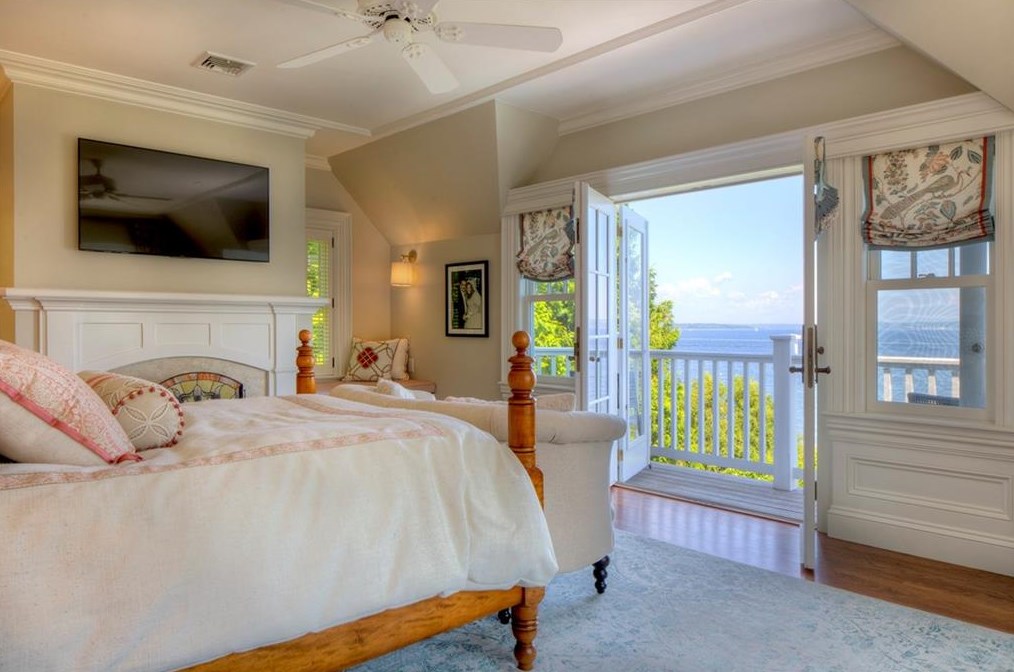 24 Orient Ave, Jamestown RI  02835-1834 exterior