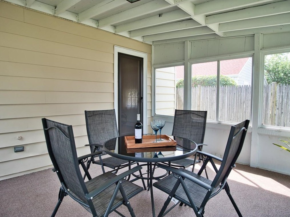 4 Whipple Ave, Barrington RI  02806-2919 exterior