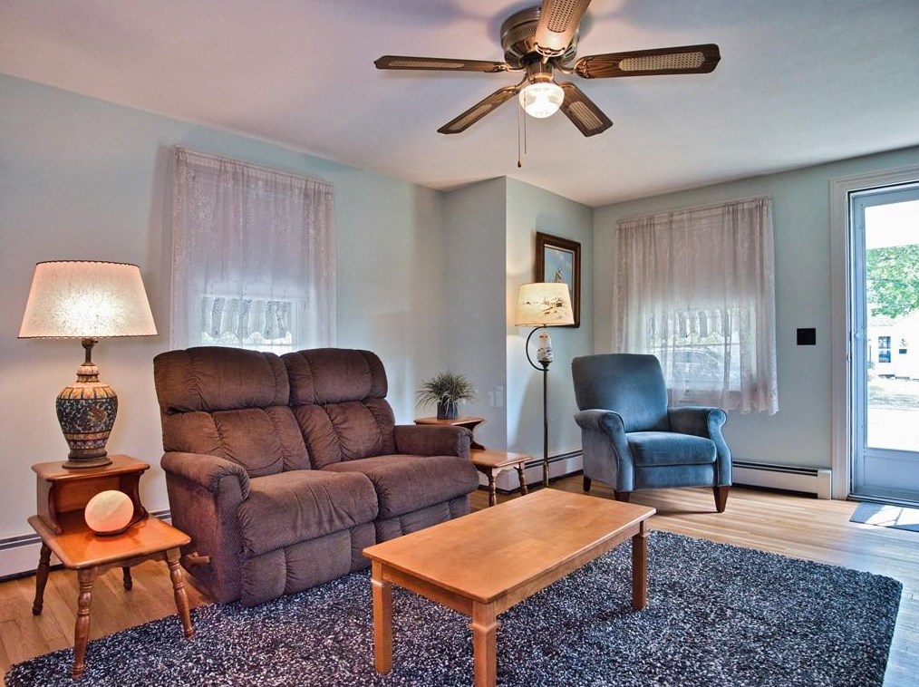 4 Whipple Ave, Barrington RI  02806-2919 exterior