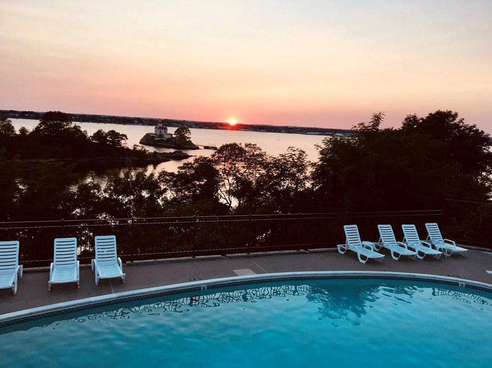 25 Bullocks Point Ave, East Providence RI  02915-5323 exterior