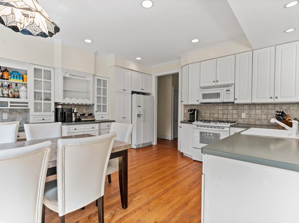26 Griswold Ave, Bristol RI  02809-2927 exterior