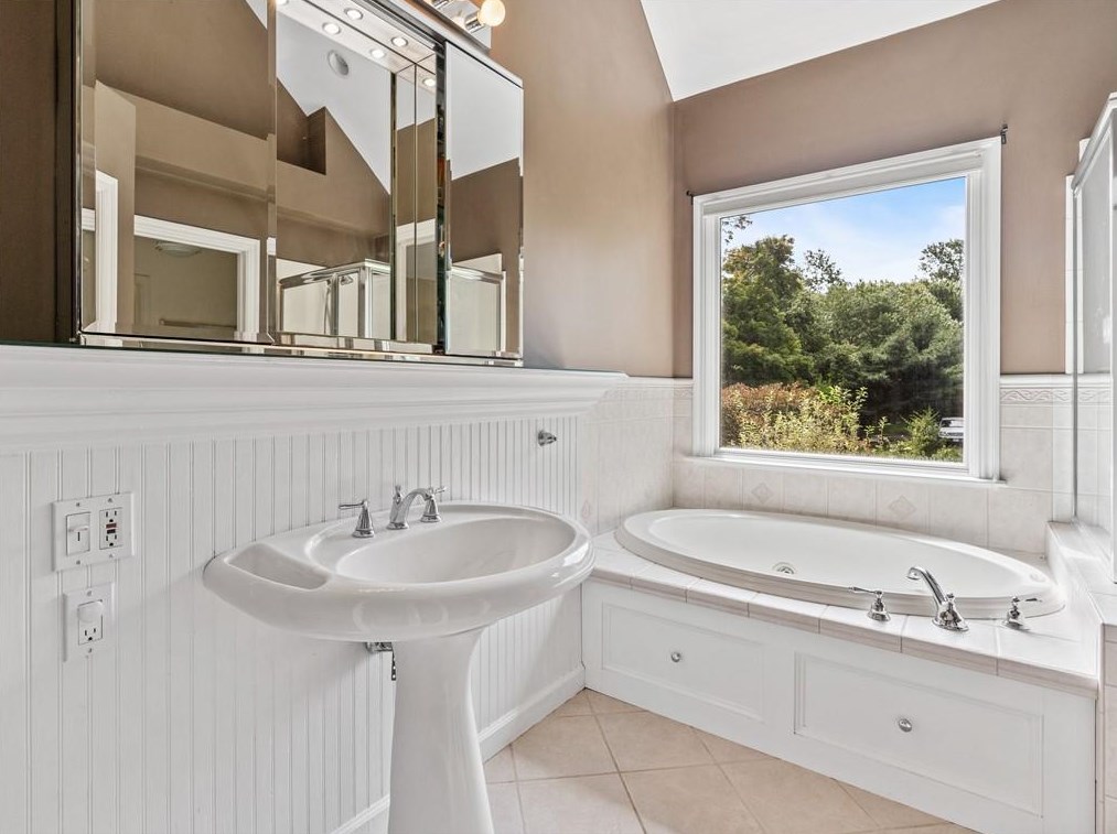 26 Griswold Ave, Bristol RI  02809-2927 exterior