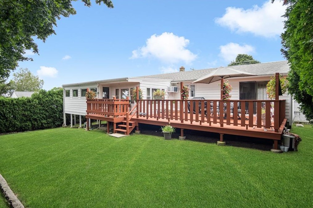 95 Hyde St, Cranston RI 02920-6315 exterior