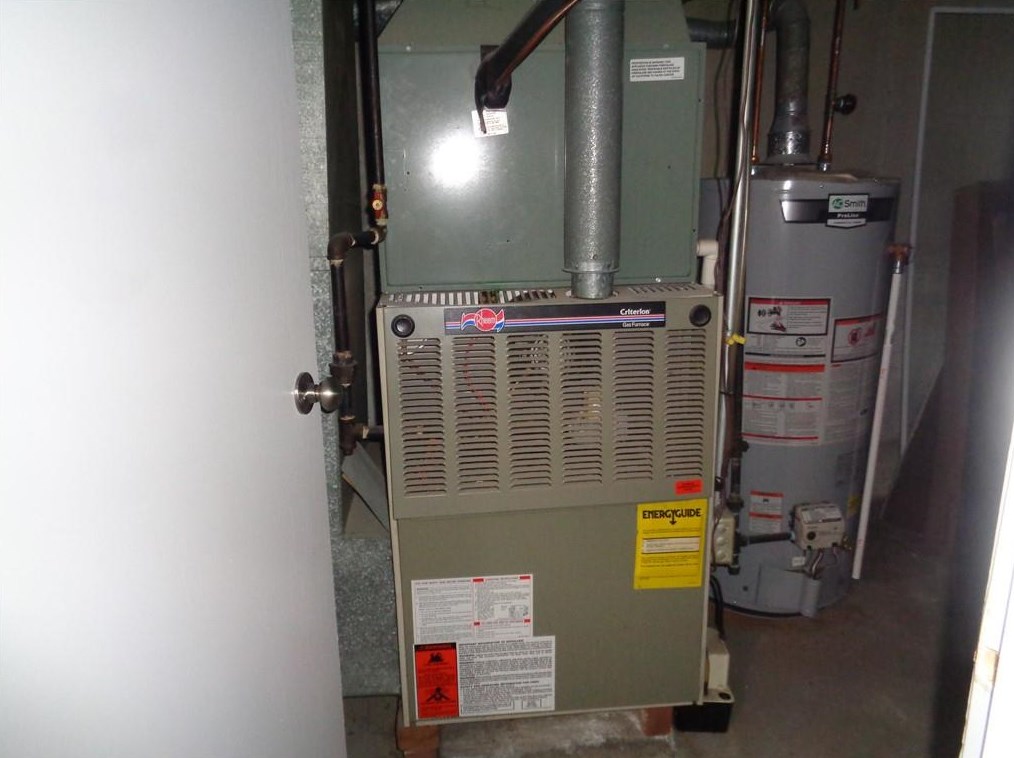 160 Lake Garden Dr, Cranston RI  02920-1208 exterior