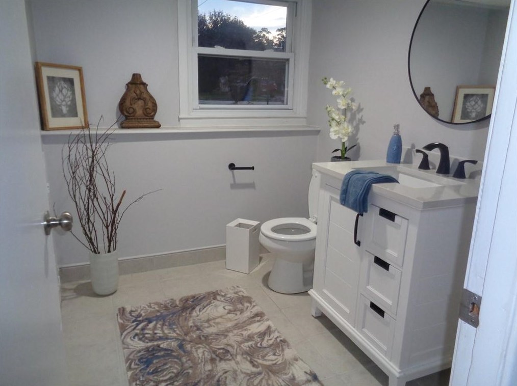 160 Lake Garden Dr, Cranston RI  02920-1208 exterior