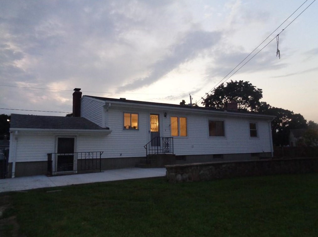 160 Lake Garden Dr, Cranston RI  02920-1208 exterior