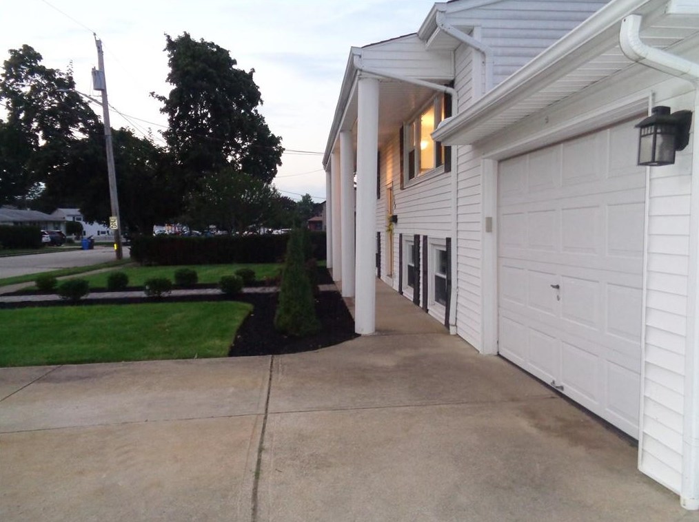 160 Lake Garden Dr, Cranston RI  02920-1208 exterior