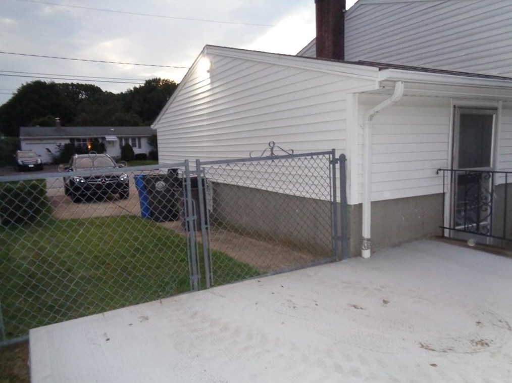 160 Lake Garden Dr, Cranston RI  02920-1208 exterior