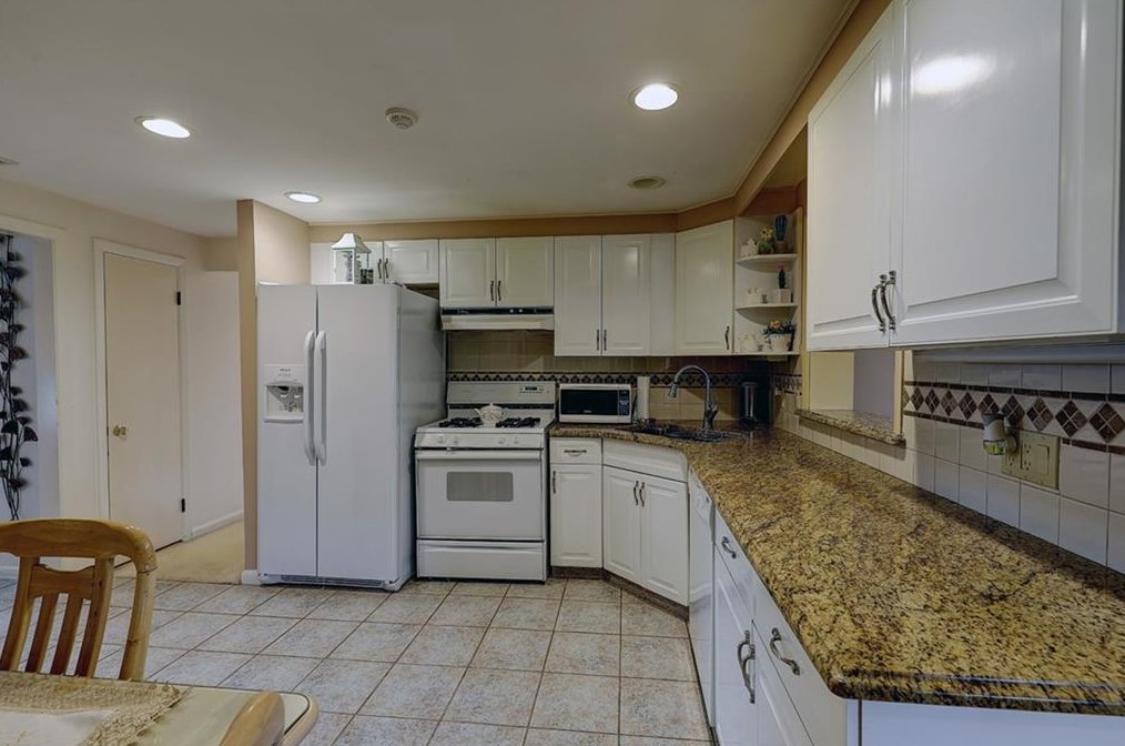 165 Belvedere Dr, Cranston RI 02920-3603 exterior