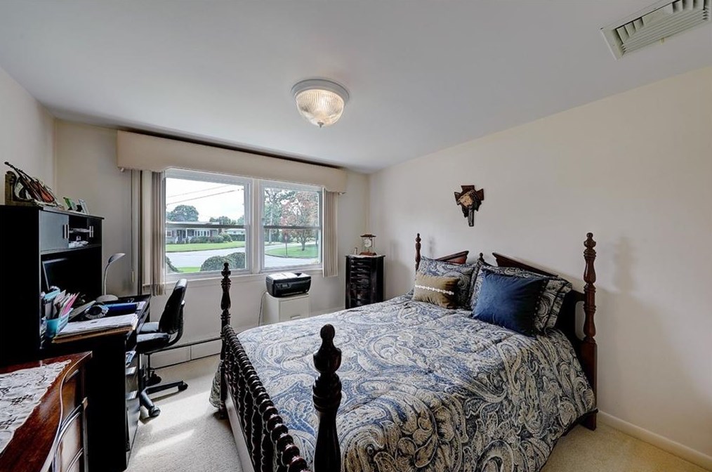 165 Belvedere Dr, Cranston RI 02920-3603 exterior