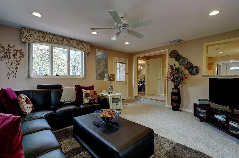 165 Belvedere Dr, Cranston RI 02920-3603 exterior