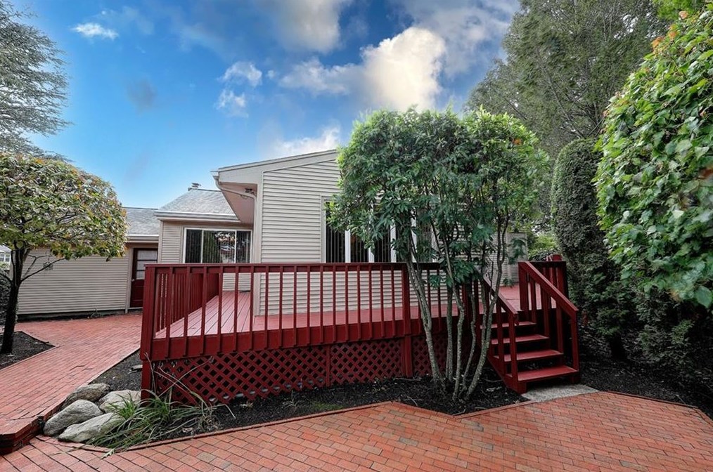 165 Belvedere Dr, Cranston RI 02920-3603 exterior