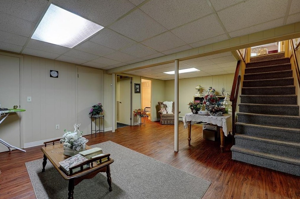 165 Belvedere Dr, Cranston RI 02920-3603 exterior