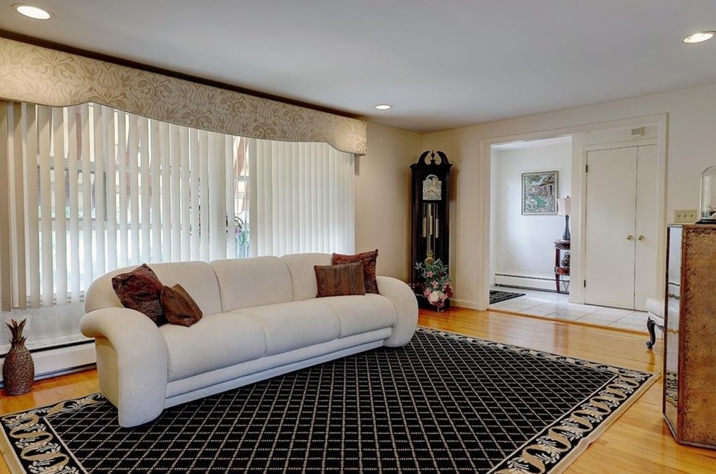 165 Belvedere Dr, Cranston RI 02920-3603 exterior