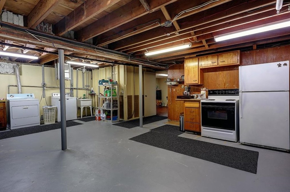 165 Belvedere Dr, Cranston RI 02920-3603 exterior