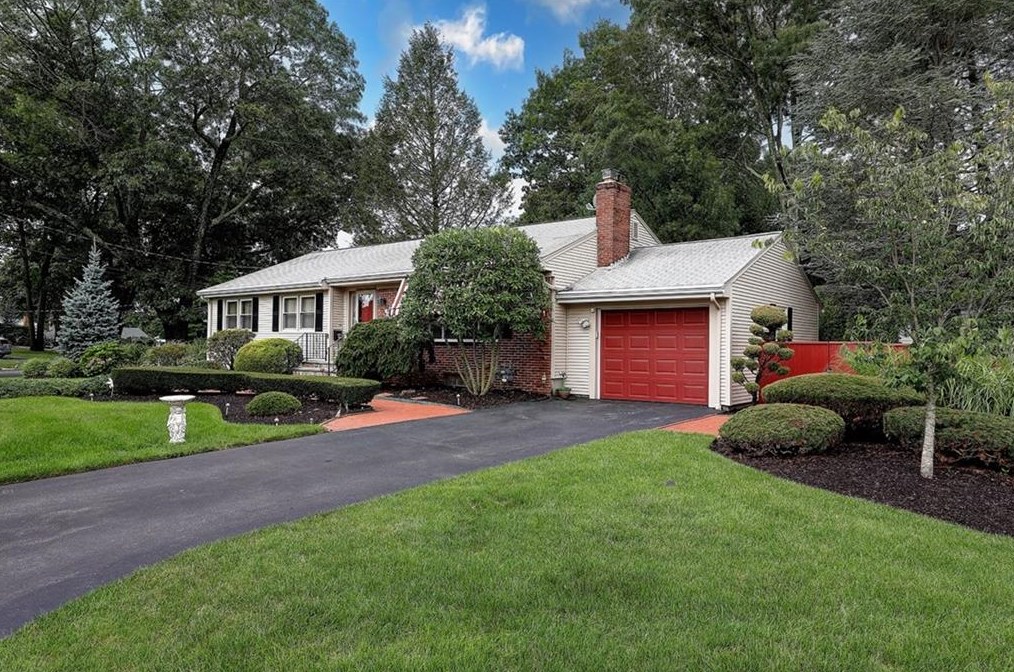 165 Belvedere Dr, Cranston RI 02920-3603 exterior