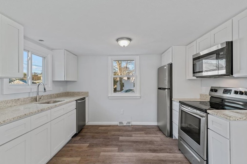 83 Jackson Flat Rd, Scituate RI  02831-1704 exterior
