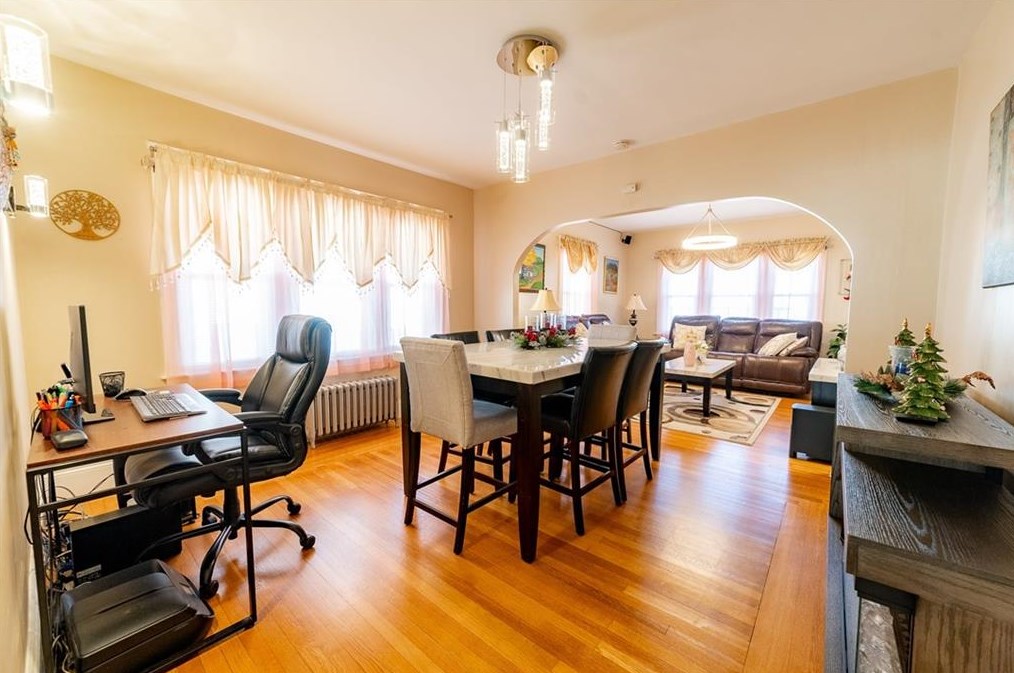 108 Burnside St, Cranston RI  02910-1732 exterior