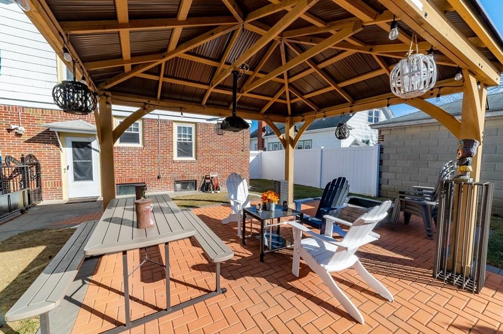 108 Burnside St, Cranston RI  02910-1732 exterior