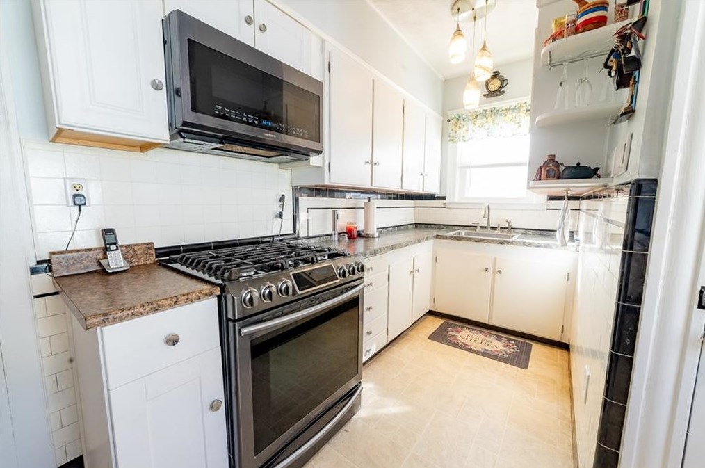 108 Burnside St, Cranston RI  02910-1732 exterior