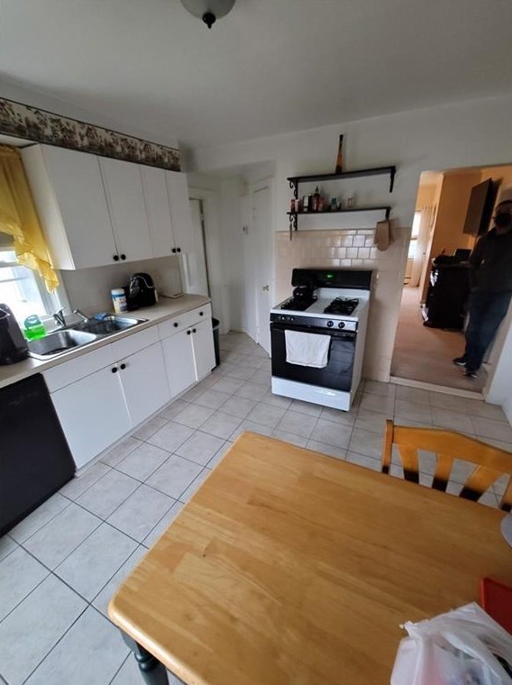 156 Yeoman Ave, Cranston RI 02920-2129 exterior