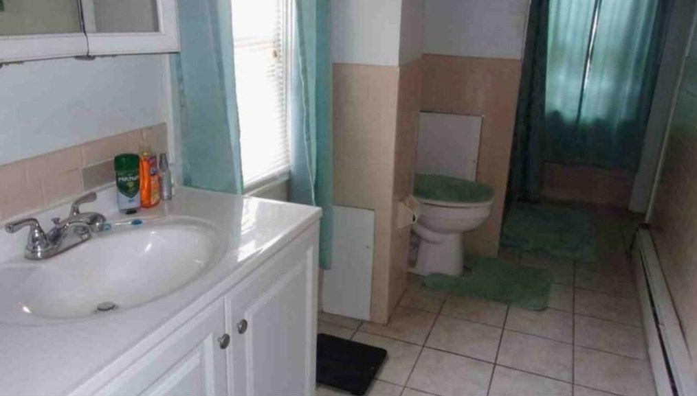 156 Yeoman Ave, Cranston RI 02920-2129 exterior