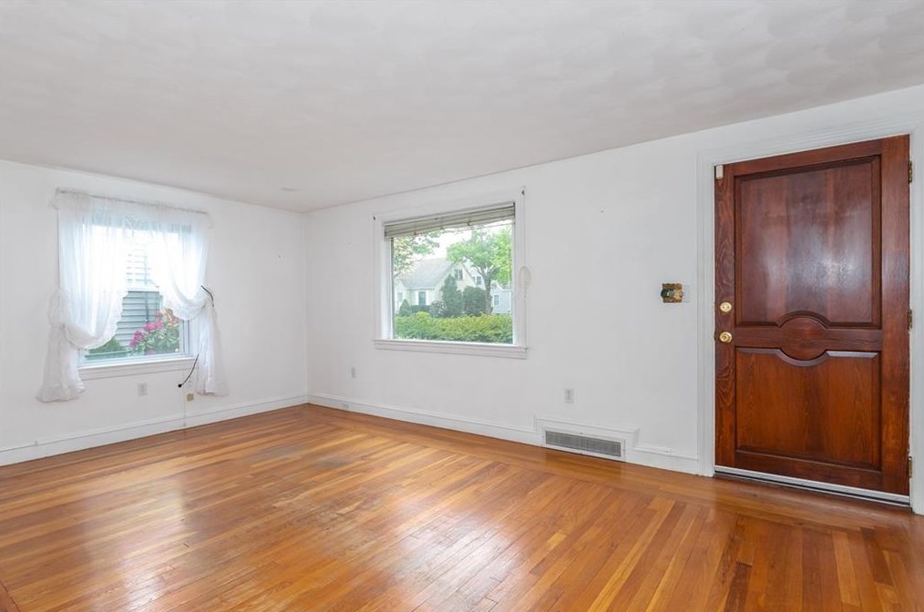 11 Fairway Dr, Cranston RI 02920-2610 exterior