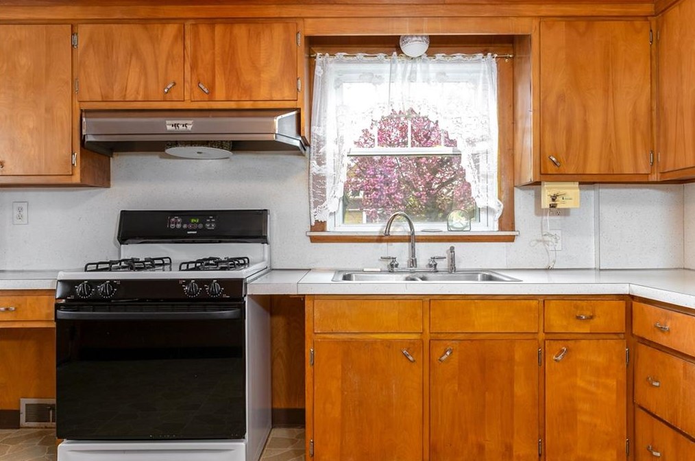 11 Fairway Dr, Cranston RI 02920-2610 exterior