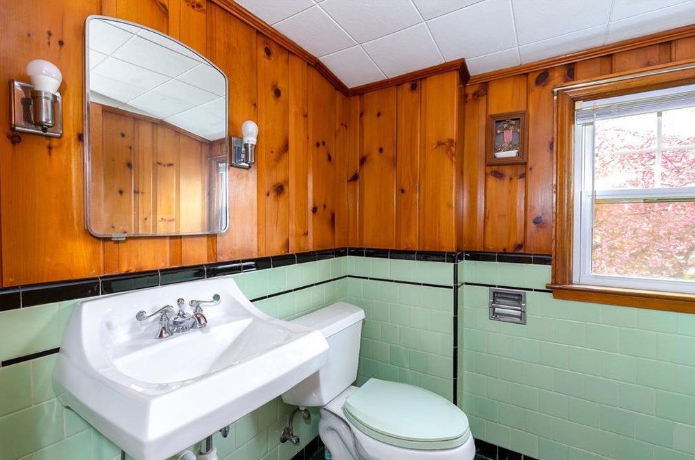 11 Fairway Dr, Cranston RI 02920-2610 exterior