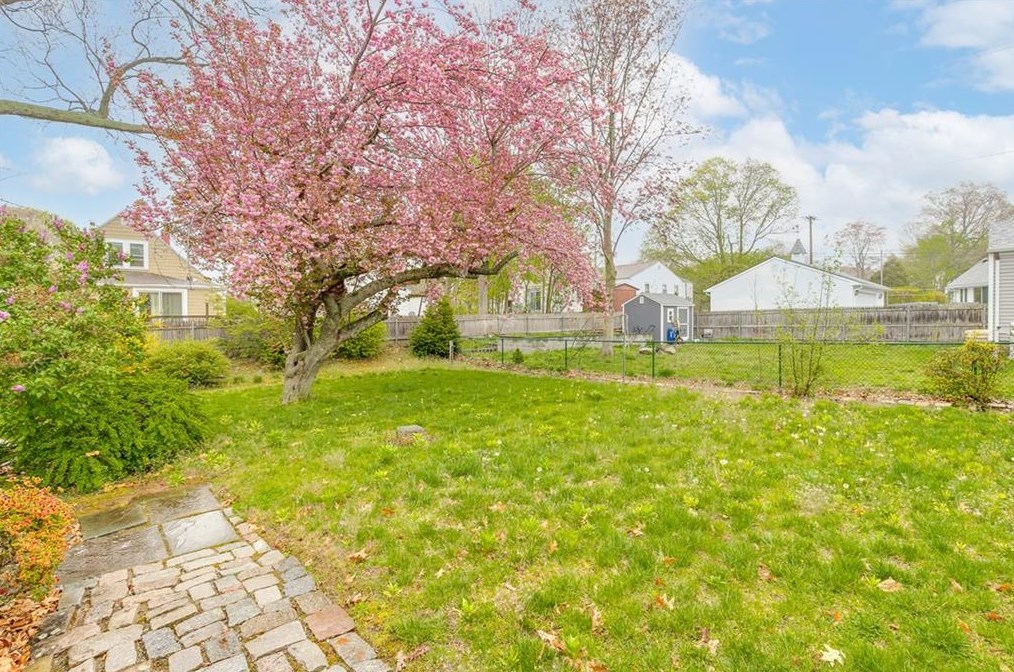 11 Fairway Dr, Cranston RI 02920-2610 exterior