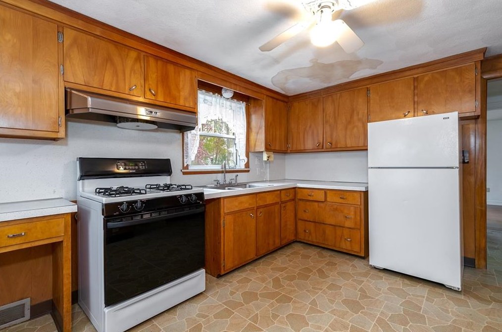 11 Fairway Dr, Cranston RI 02920-2610 exterior