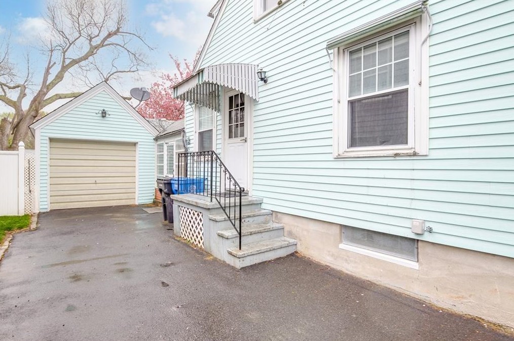 11 Fairway Dr, Cranston RI 02920-2610 exterior