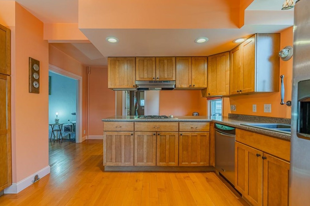 120 Frst Ave, Cranston RI 02910-5510 exterior