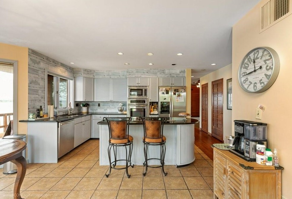 94 Annette Dr, Portsmouth RI  02871-3704 exterior