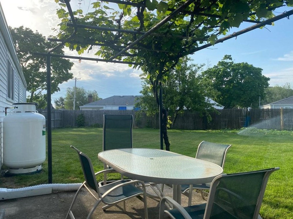 117 Eden Crest Dr, Cranston RI  02920-8145 exterior