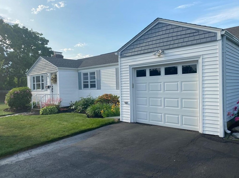 117 Eden Crest Dr, Cranston RI  02920-8145 exterior