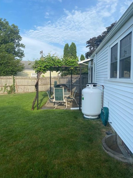 117 Eden Crest Dr, Cranston RI  02920-8145 exterior