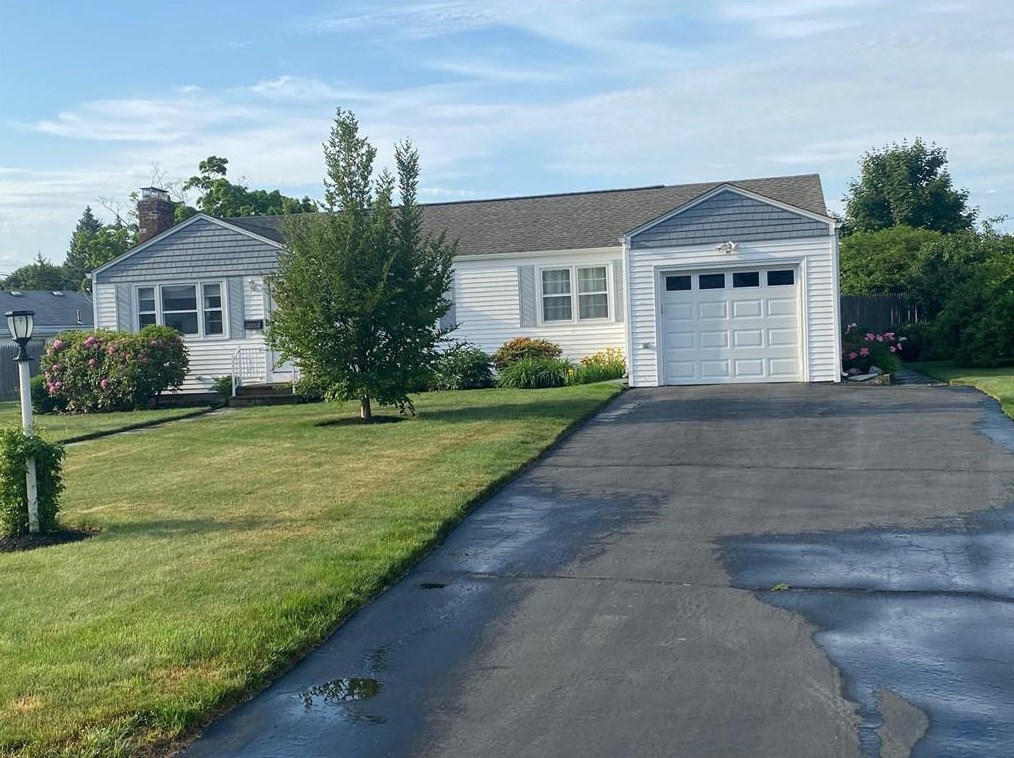 117 Eden Crest Dr, Cranston RI  02920-8145 exterior